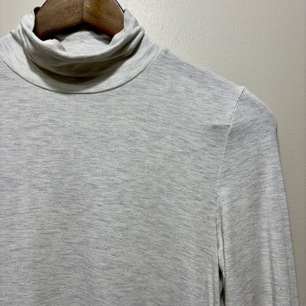 Babaton Aritzia Mock Neck Long Sleeve Fitted Knit Top Women’s Small White Grey - Picture 3 of 8
